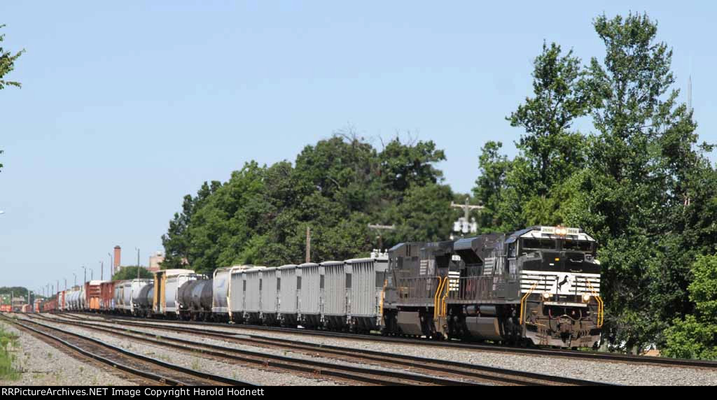 NS 2656 leads train 158 northbound